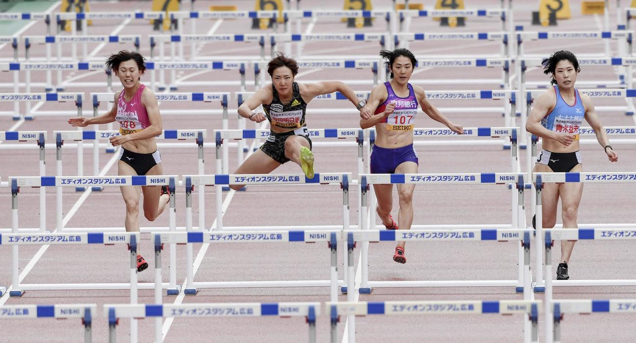 女子100メートルハードル　12秒96の日本新記録で優勝した寺田明日香（左から２人目）（共同）