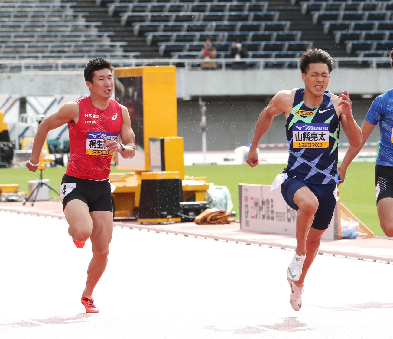 男子100メートル決勝　力走する山県（右）。左は桐生（撮影・梅根麻紀）