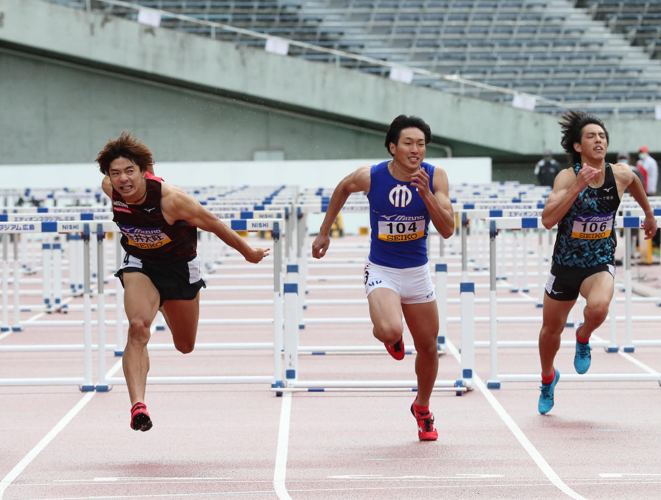 男子110メートル障害　優勝した金井（左から2人目）（撮影・梅根麻紀）
