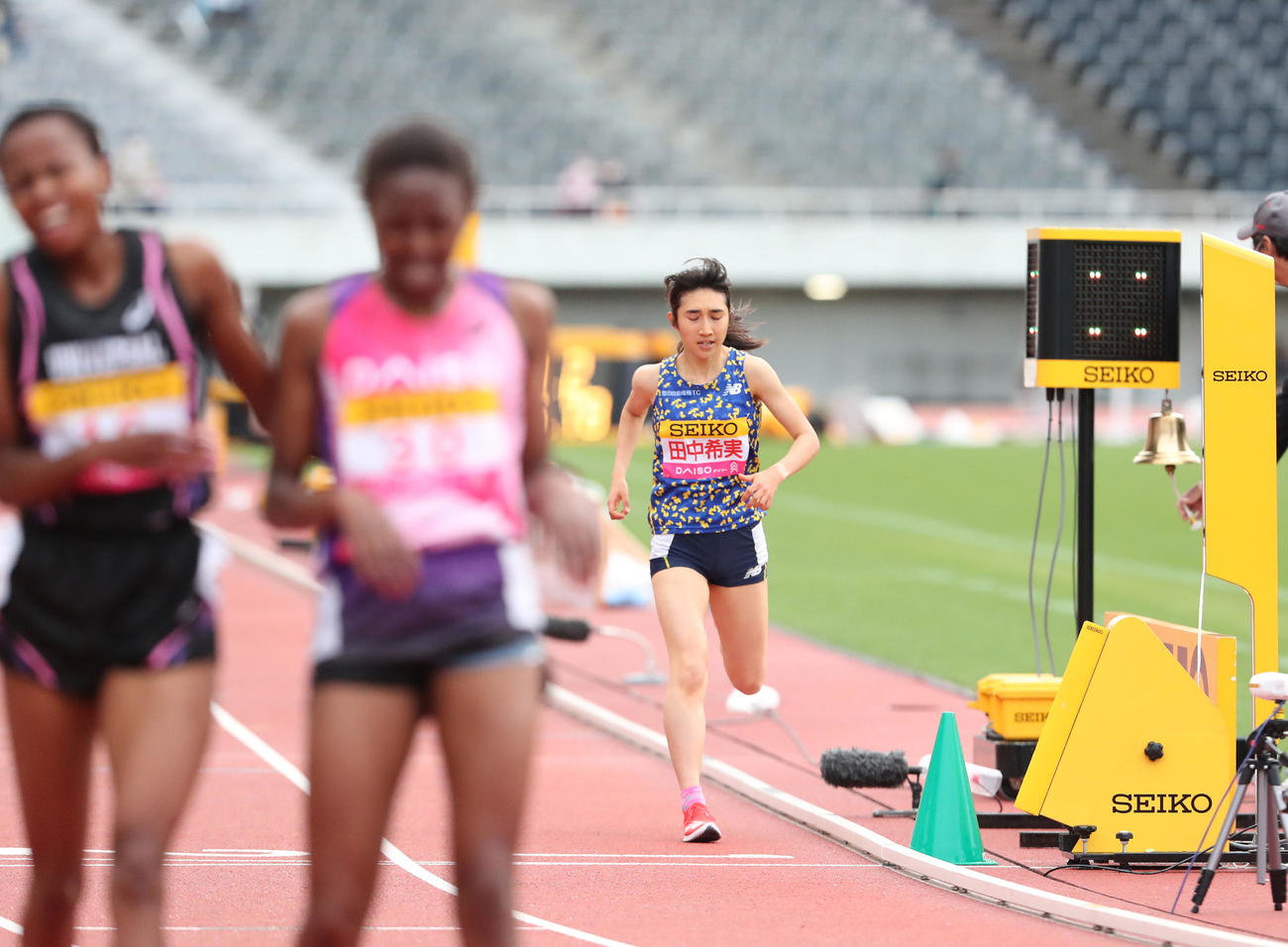 女子5000メートル　攻める走りを見せゴールする田中希実（撮影・梅根麻紀）