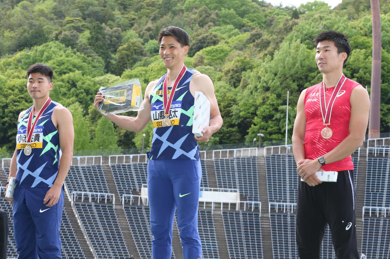男子100メートル表彰式で笑顔を見せる山県（中央）左は2位の小池、右は3位の桐生（撮影・梅根麻紀）