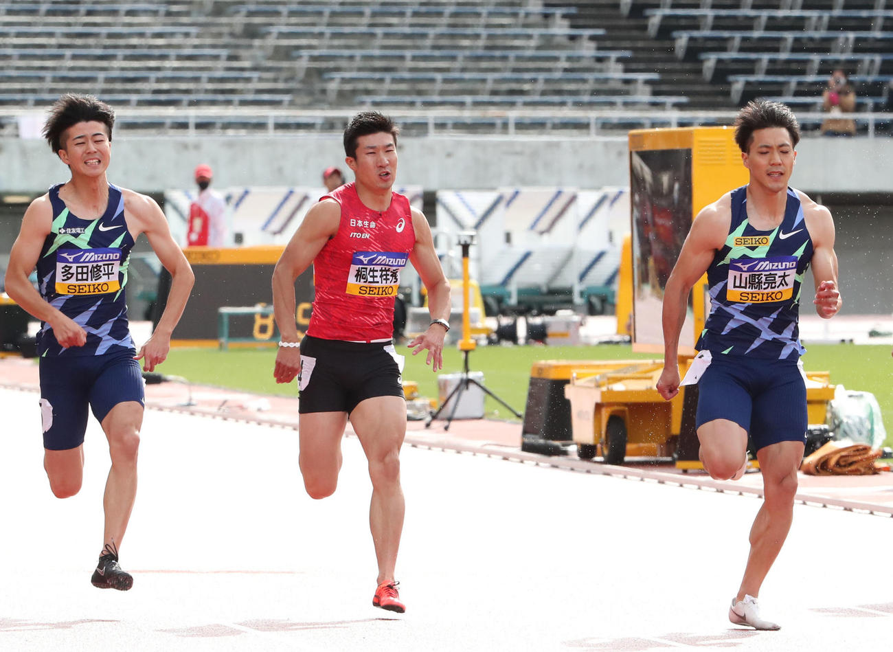 男子100メートル　優勝した山県亮太（右）（撮影・梅根麻紀）
