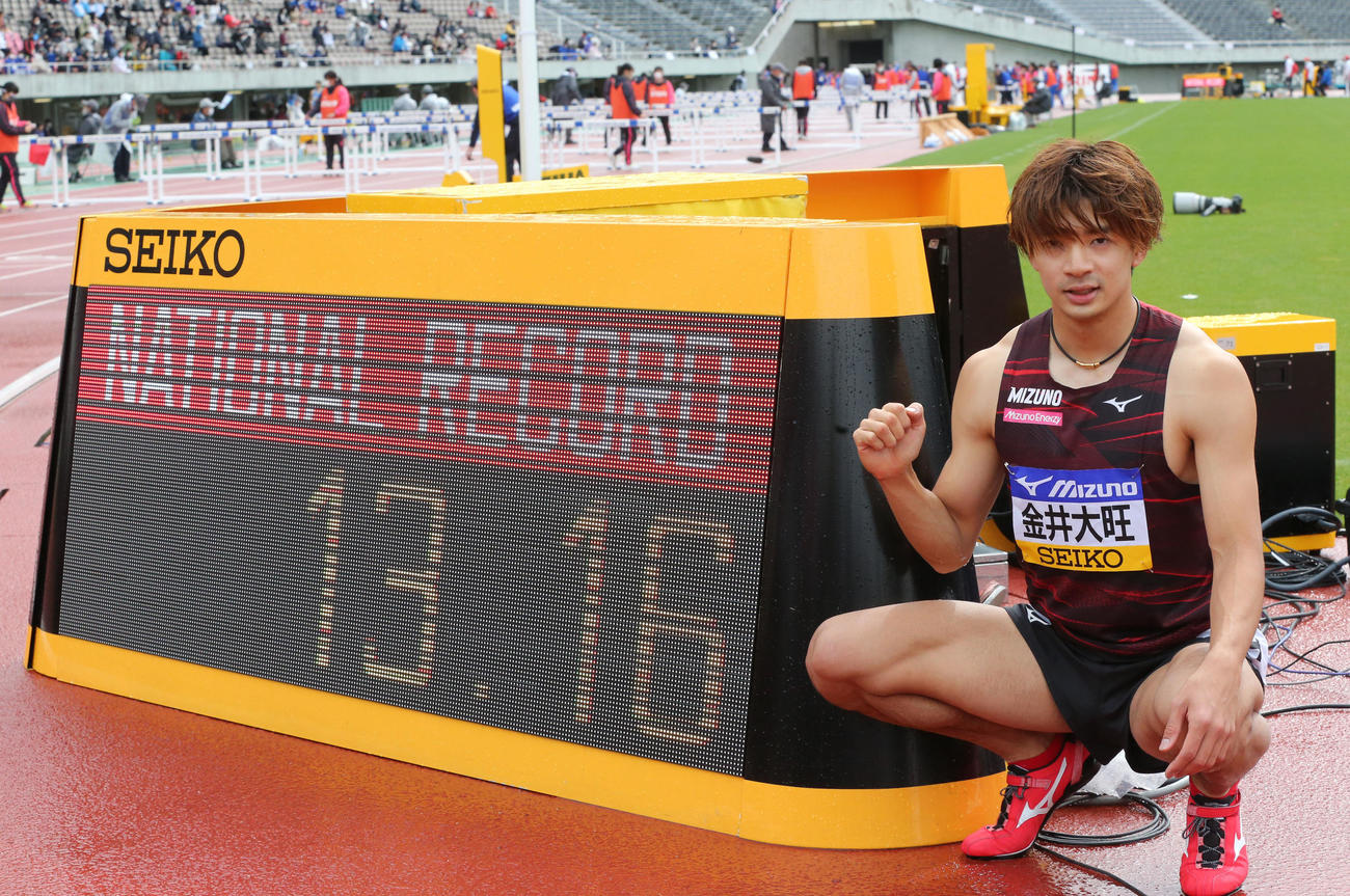 男子110メートル障害　日本新記録で優勝した金井は掲示板の前でポーズをとる（2021年4月29日撮影）