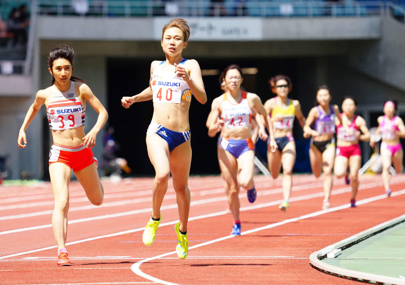 女子800メートルタイムレース2組で2位の田中（左）（撮影・江口和貴）