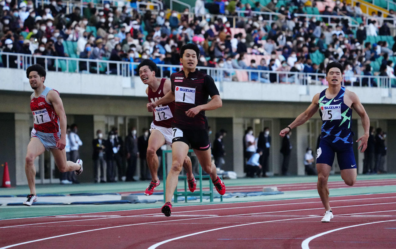 男子200メートルで優勝した飯塚（中央右）。右は2位の小池（撮影・江口和貴）