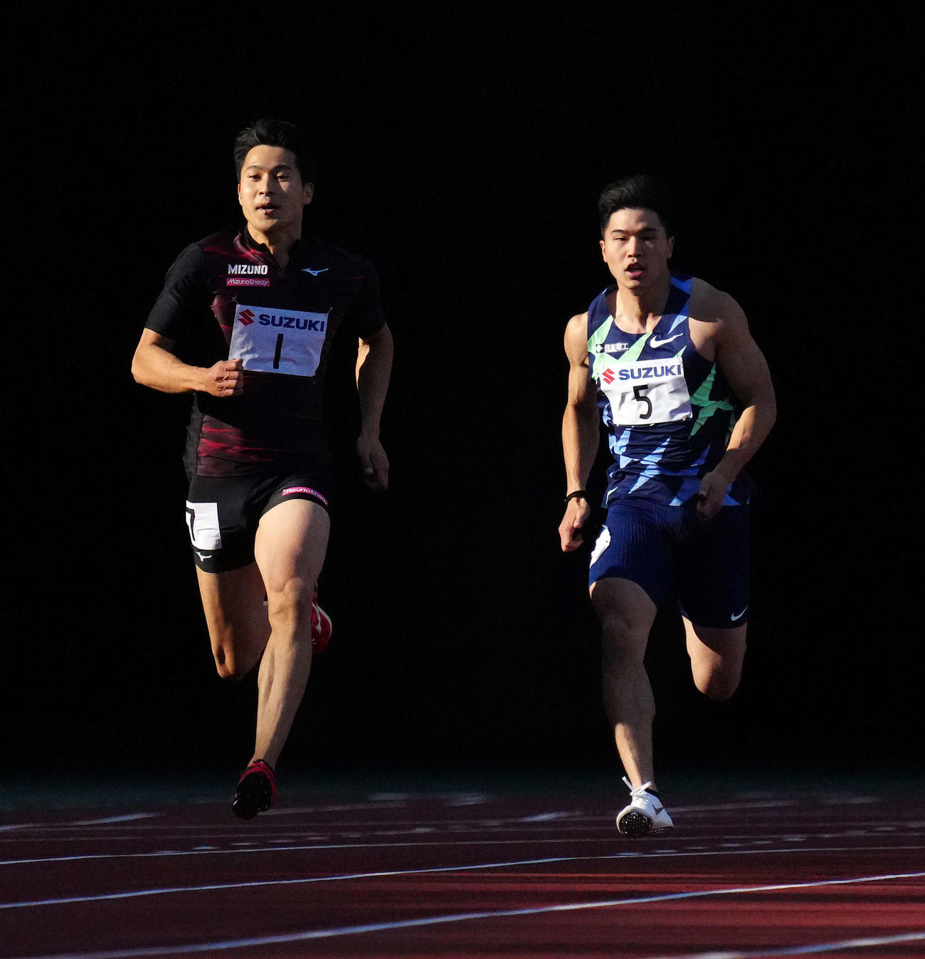 男子200メートルで優勝した飯塚（左）と2位の小池（撮影・江口和貴）