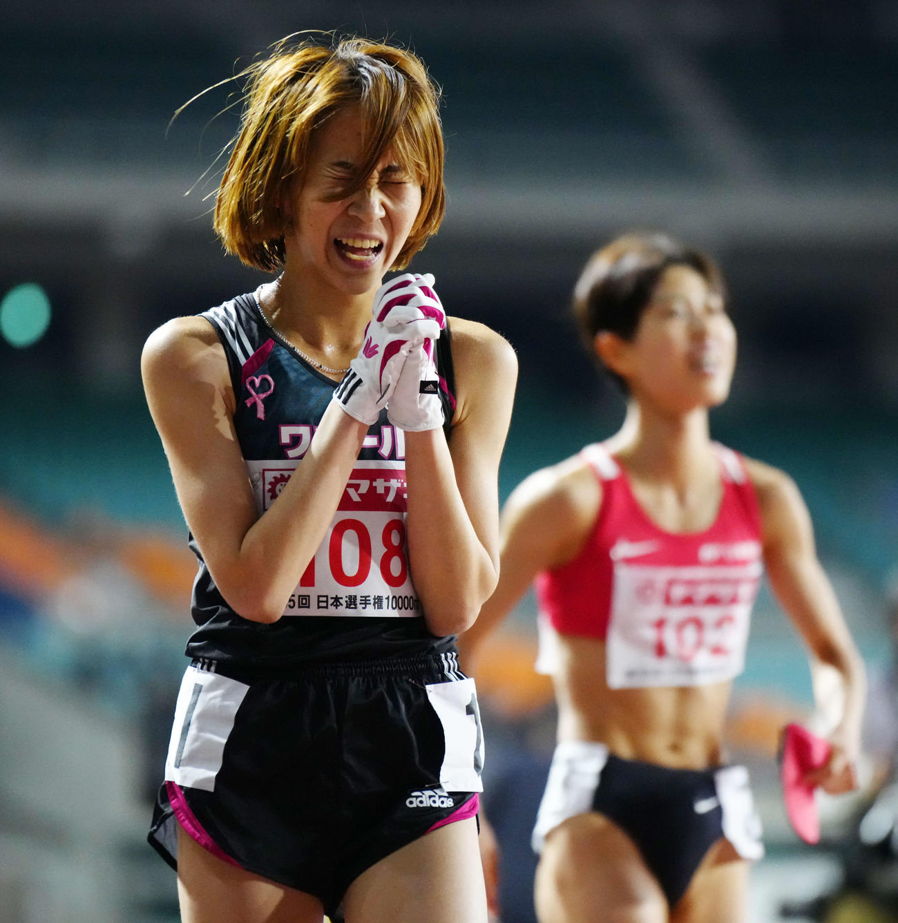 女子1万メートルで2位となり歓喜する安藤（左）。右は優勝の広中（撮影・江口和貴）