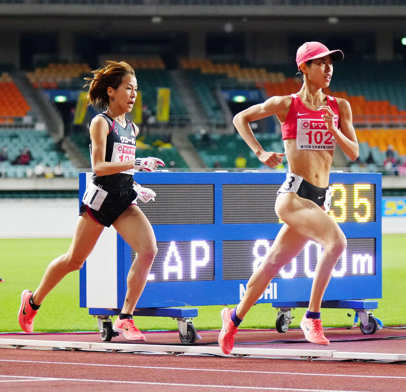 女子1万メートルで優勝の広中（右）と2位の安藤（撮影・江口和貴）