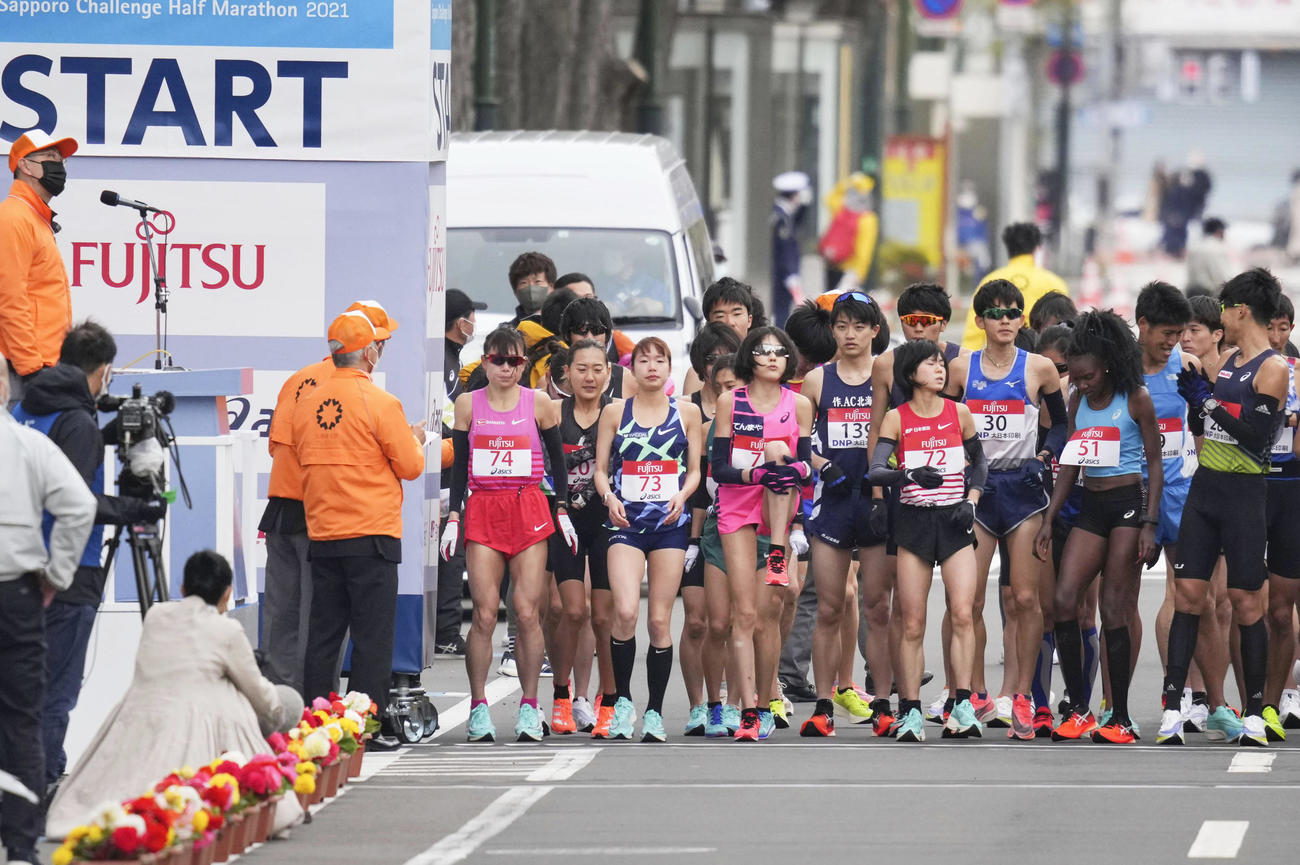 東京五輪のテスト大会となる「札幌チャレンジハーフマラソン」で、スタート位置に並ぶ、前列左から松田（ゼッケン74）、一山（同73）、1人おいて鈴木（同72）ら（代表撮影）