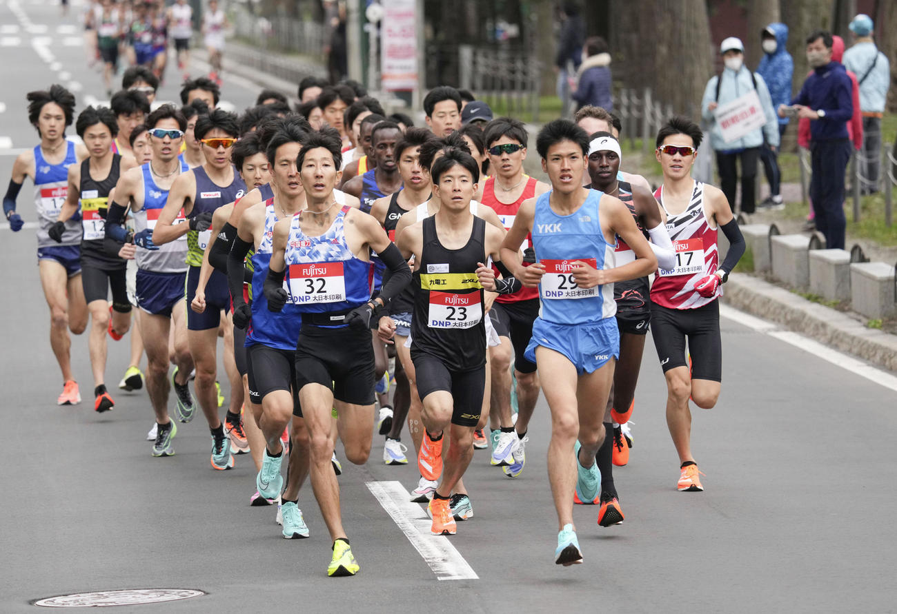 東京五輪のテスト大会となる「札幌チャレンジハーフマラソン」の男子でスタートし、力走する大塚（中央）ら（代表撮影）
