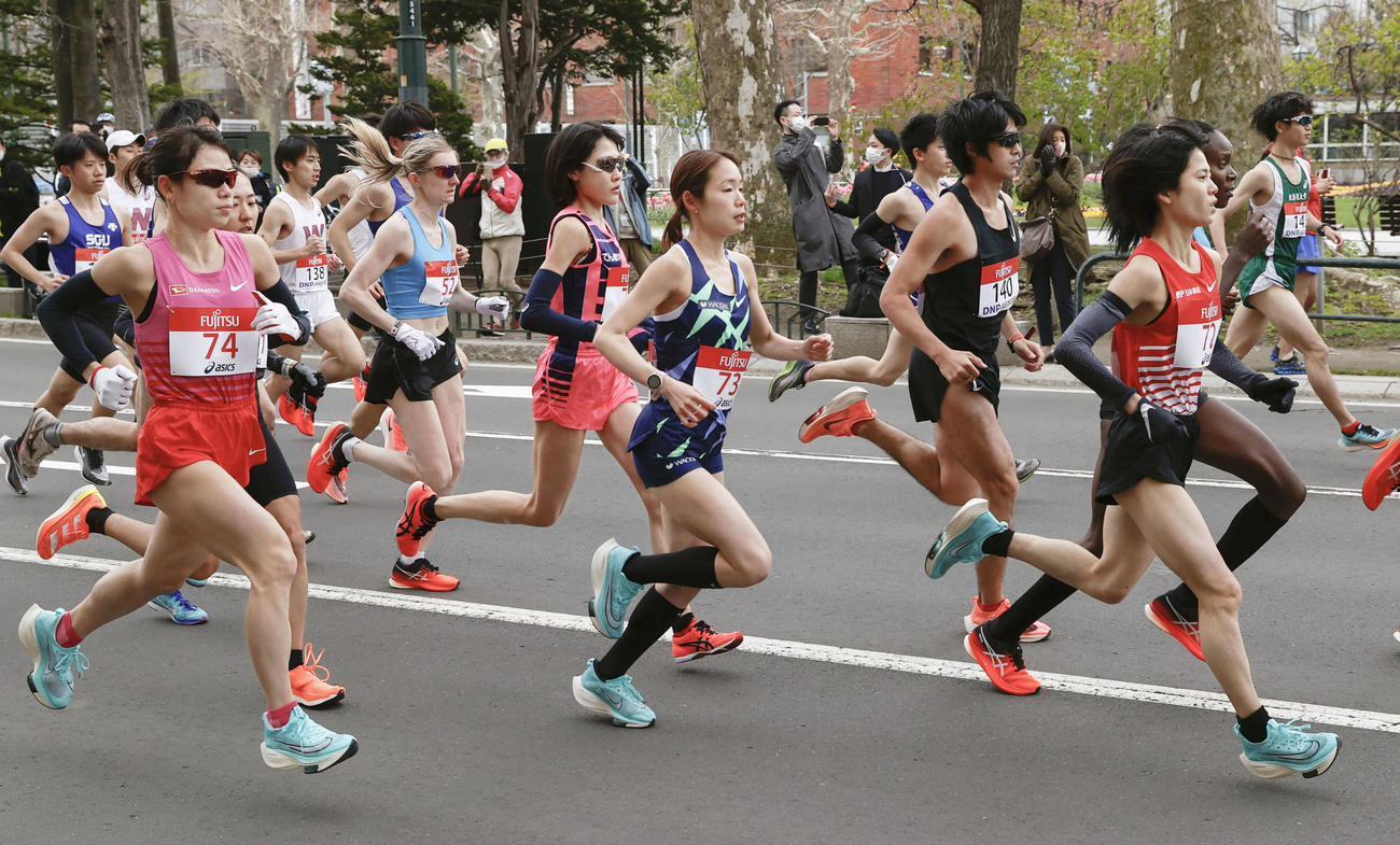 東京五輪のテスト大会となる「札幌チャレンジハーフマラソン」で、スタートした、手前右から女子の鈴木（ゼッケン72）、一山（同73）、前田、松田（同74）ら（代表撮影）
