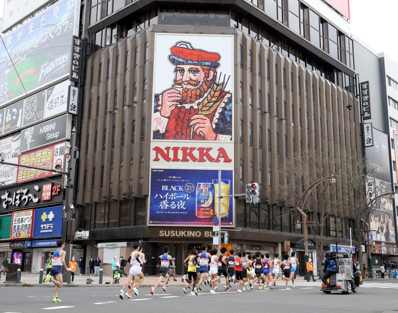 東京五輪のテスト大会となる「札幌チャレンジハーフマラソン」で、すすきの交差点を通過する選手たち（撮影・佐藤翔太）