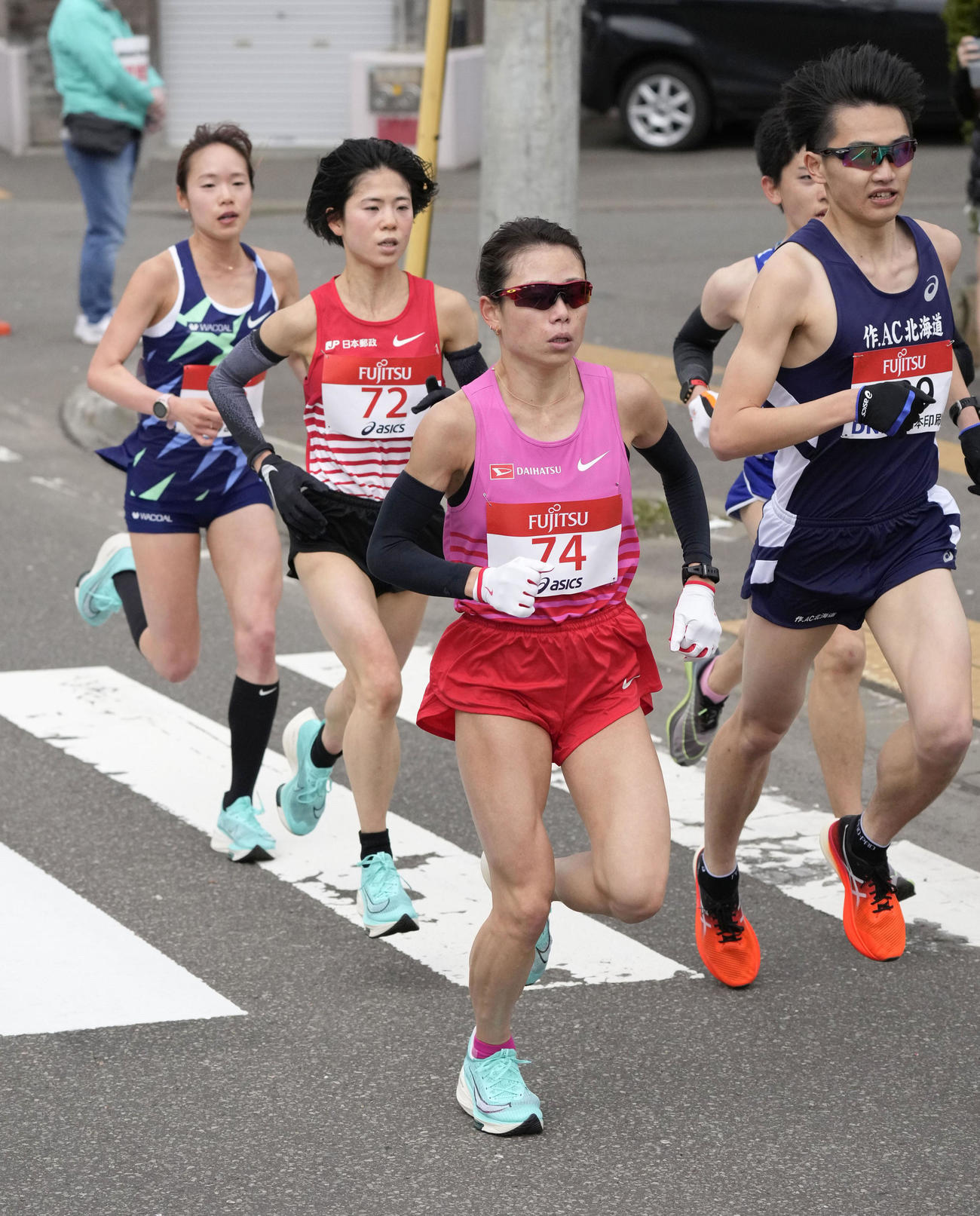 東京五輪のテスト大会となる「札幌チャレンジハーフマラソン」のレース中盤で力走する、手前から松田、鈴木、一山（代表撮影）