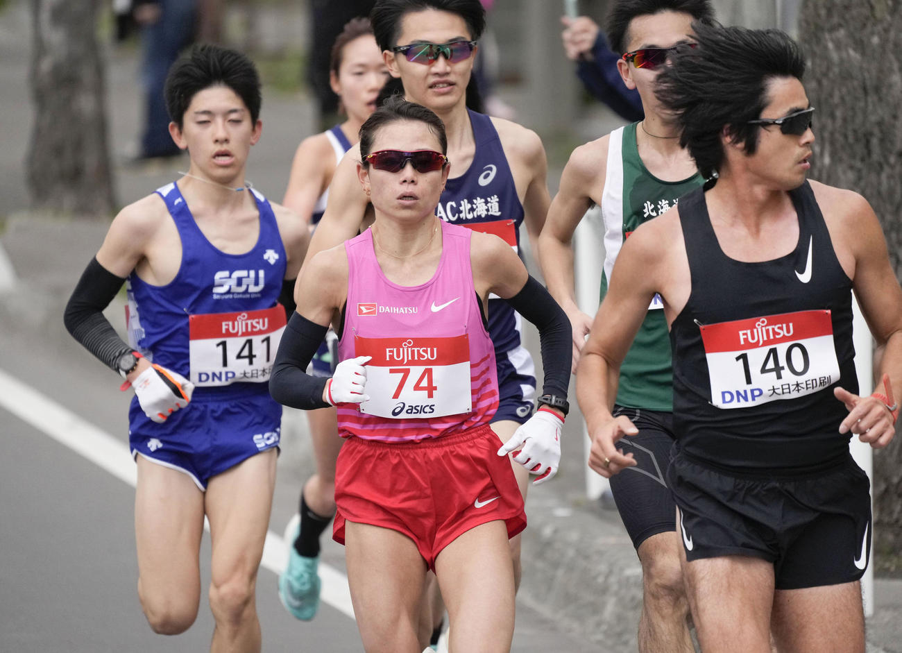 東京五輪のテスト大会となる「札幌チャレンジハーフマラソン」のレース中盤で、力走する松田（中央）（代表撮影）