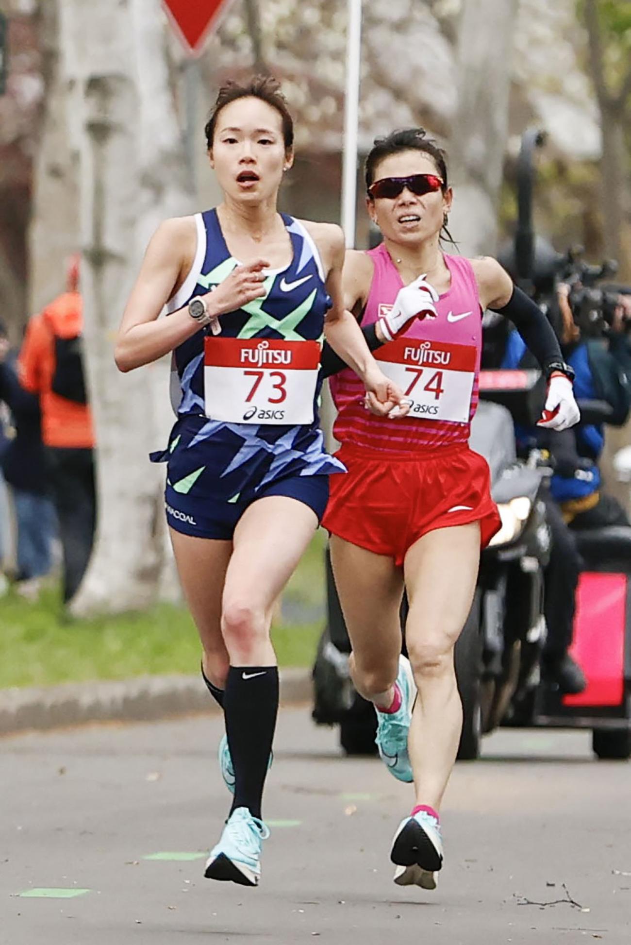 女子ハーフマラソン　約19 キロ 付近の北海道大構内を力走する一山麻緒（左）と松田瑞生（共同）