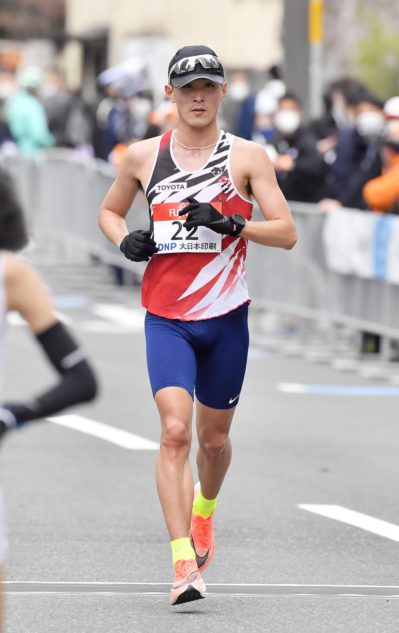 東京五輪のテスト大会となる「札幌チャレンジハーフマラソン」でゴールする服部（代表撮影）