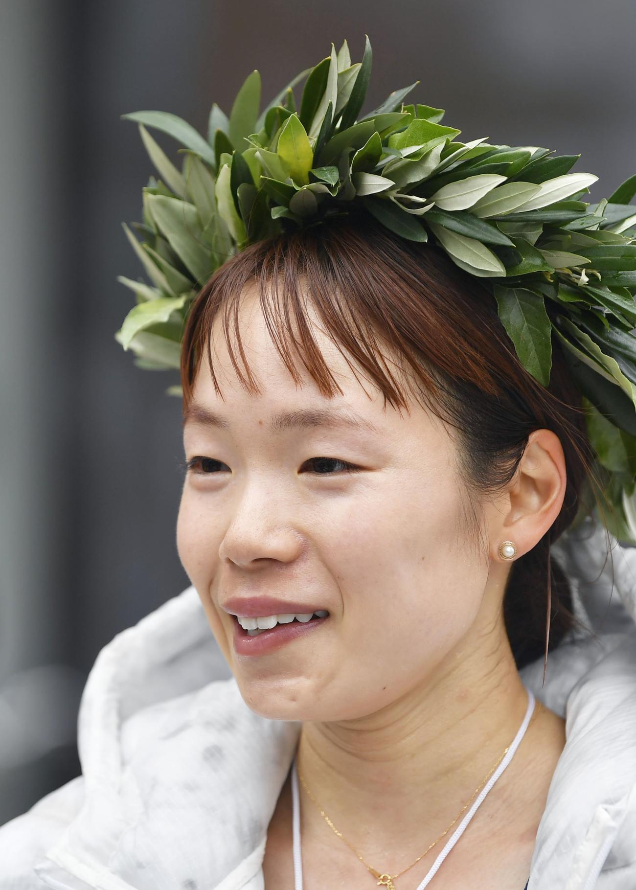 東京五輪のテスト大会となる「札幌チャレンジハーフマラソン」の女子で優勝し、インタビューに答える一山（代表撮影）