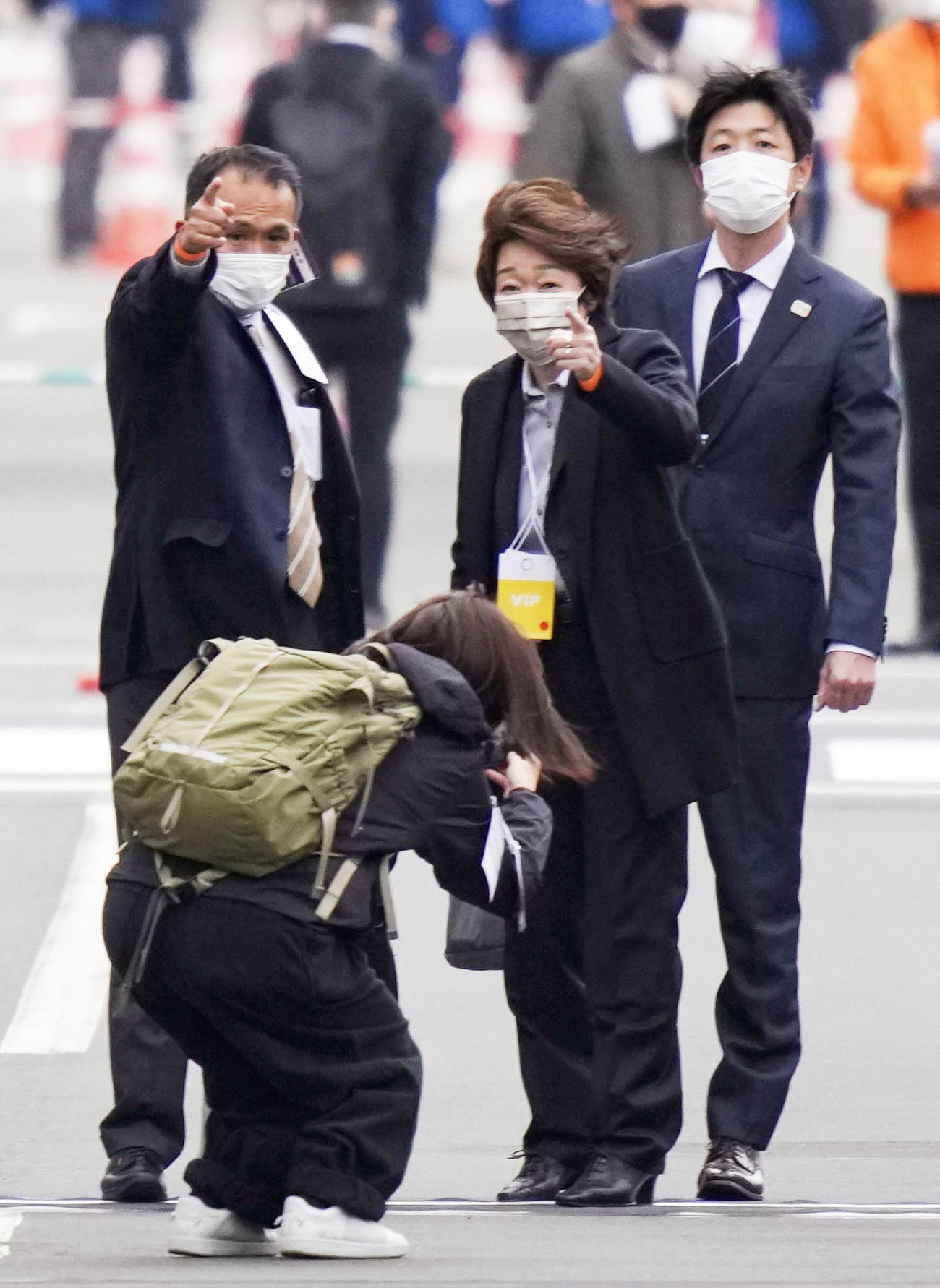 東京五輪マラソンのテスト大会を視察する東京五輪・パラリンピック組織委の橋本聖子会長（中央）（代表撮影＝共同）
