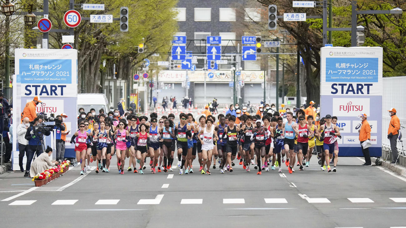 東京五輪のテスト大会となる「札幌チャレンジハーフマラソン」で、一斉にスタートする選手（代表撮影）