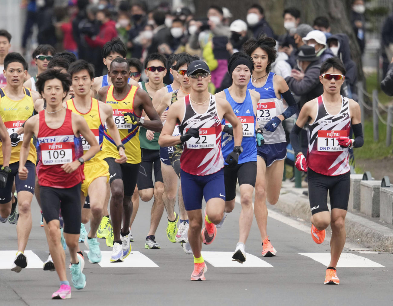 東京五輪のテスト大会となる「札幌チャレンジハーフマラソン」で、スタートする服部（中央）ら（代表撮影）