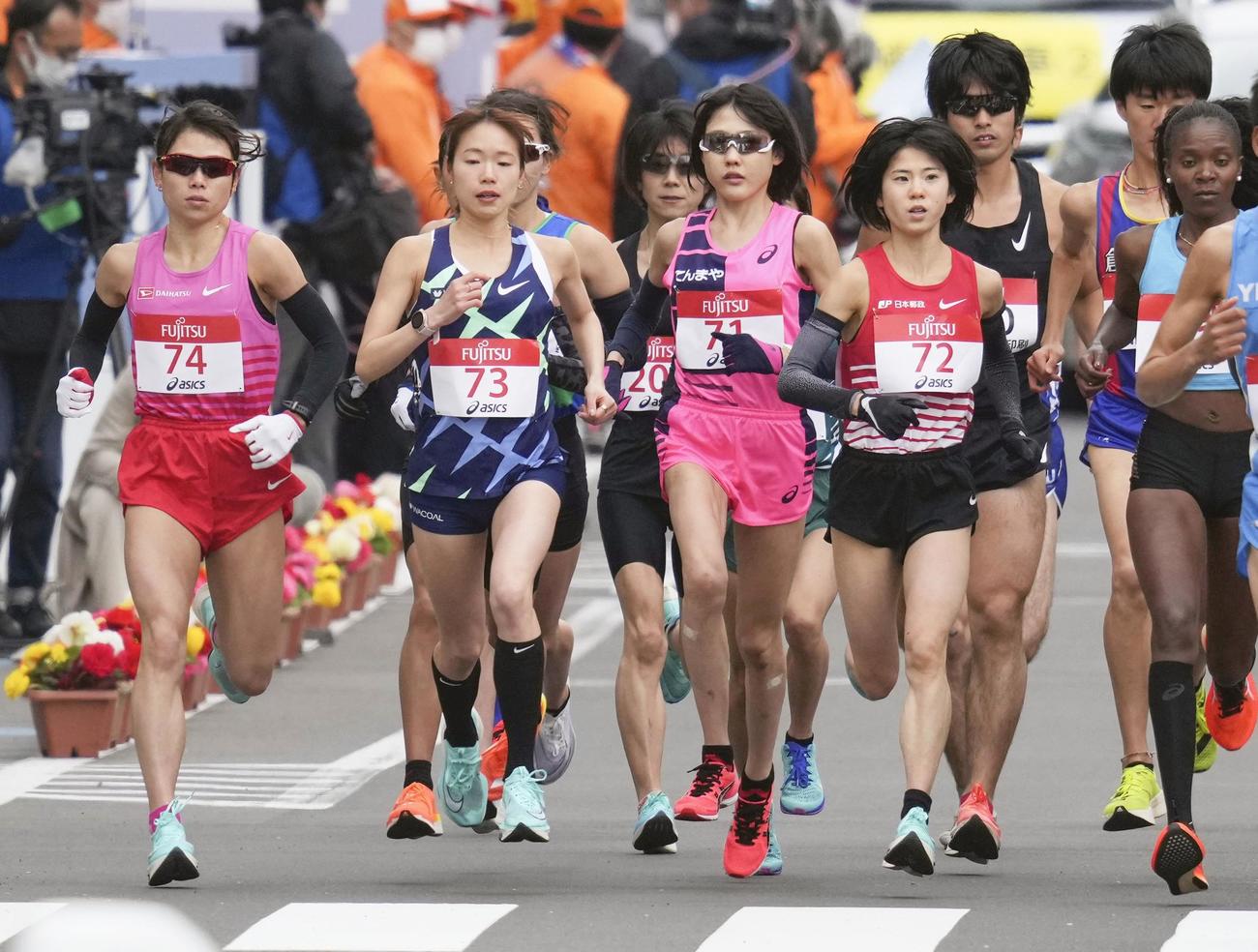 東京五輪のテスト大会となる「札幌チャレンジハーフマラソン」の女子でスタートし、力走する（前列左から）松田瑞生、一山麻緒、前田穂南、鈴木亜由子（共同）