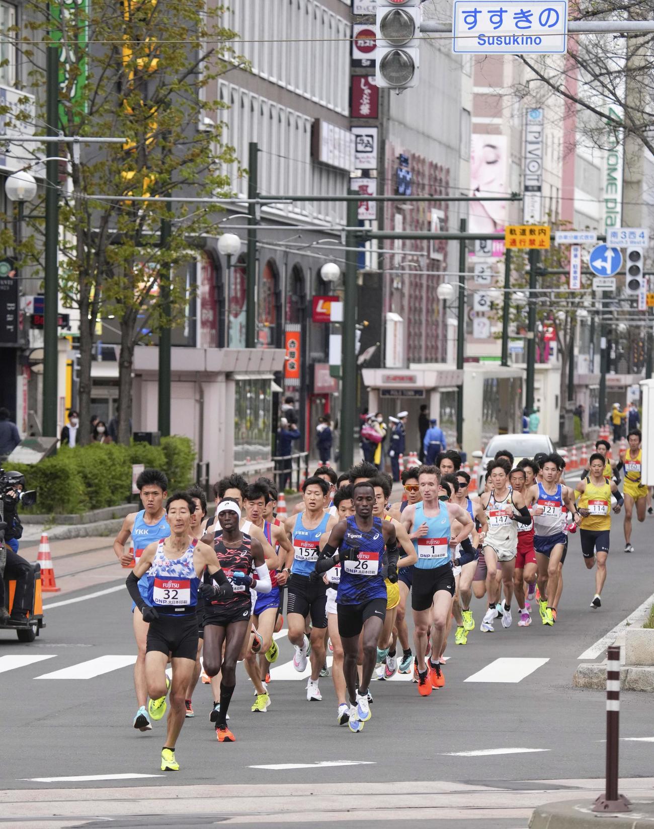 男子ハーフマラソン　レース序盤で力走する選手ら（共同）