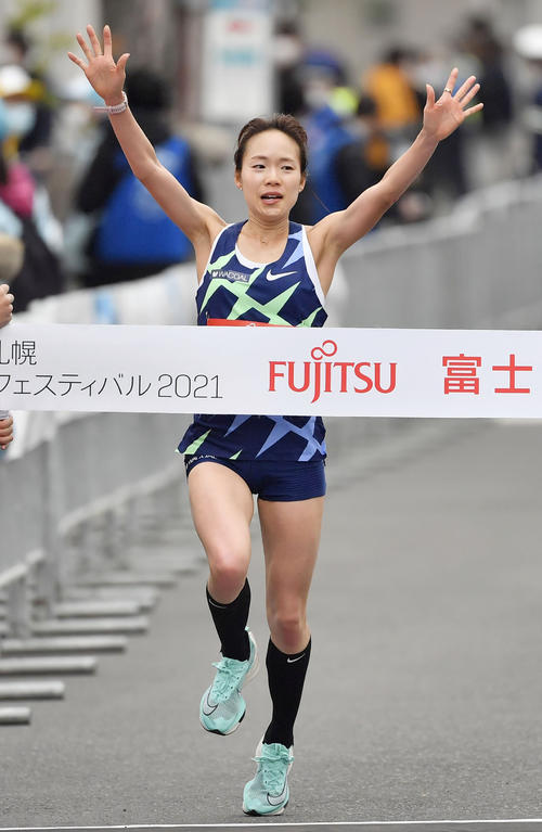 東京五輪のテスト大会となる「札幌チャレンジハーフマラソン」の女子で、1時間8分28秒をマークして優勝した一山（代表撮影）