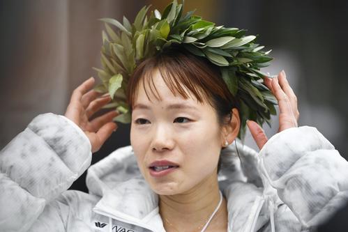 東京五輪のテスト大会となる「札幌チャレンジハーフマラソン」の女子で優勝し、インタビューに答える一山（代表撮影）