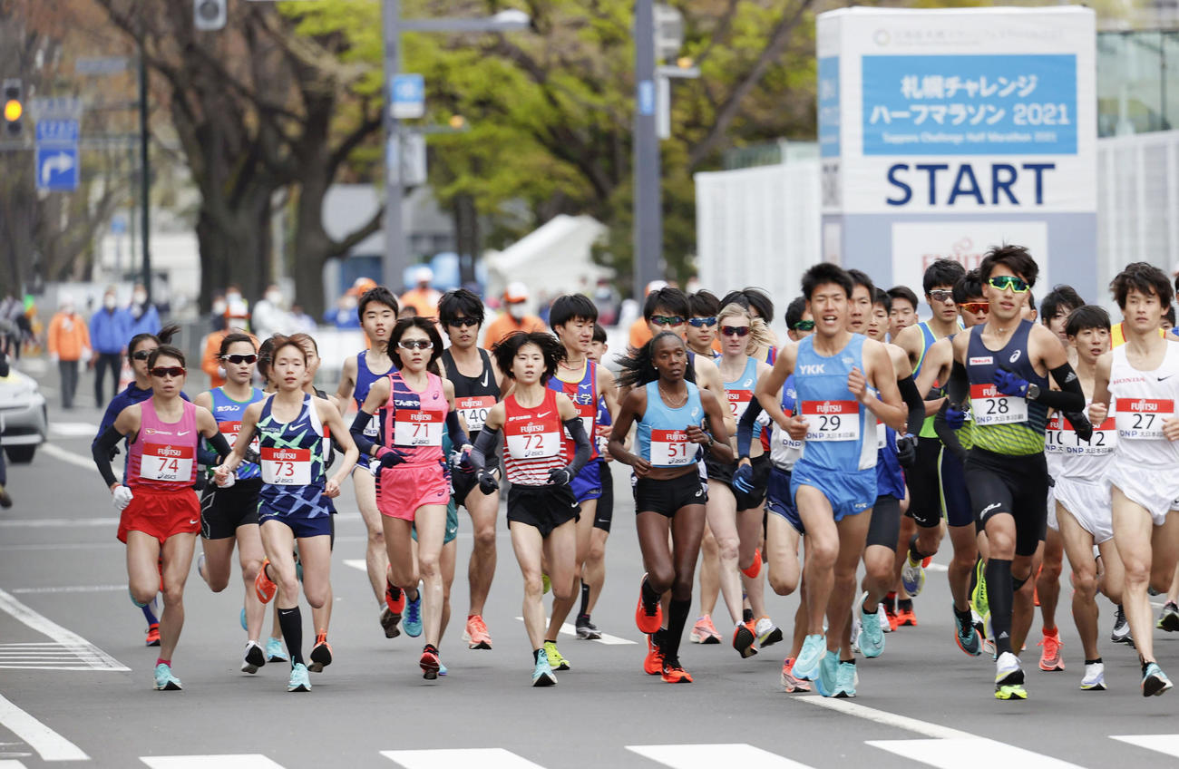 東京五輪のテスト大会となる「札幌チャレンジハーフマラソン」で、一斉にスタートする選手たち。前列左から松田、一山、前田、鈴木（代表撮影）