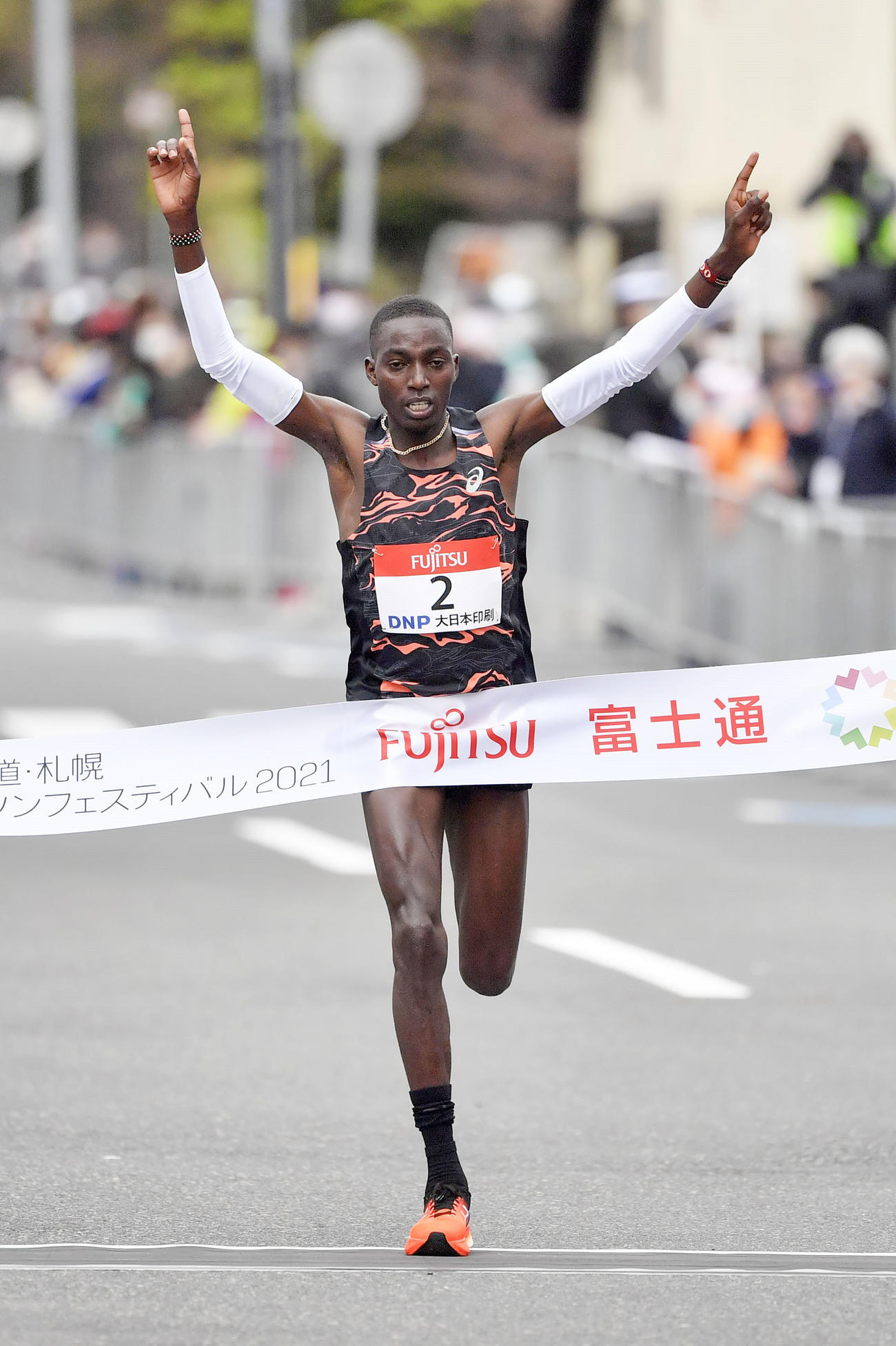 東京五輪のテスト大会となる「札幌チャレンジハーフマラソン」の男子で、1時間0分46秒で優勝したキプコエチ（代表撮影）