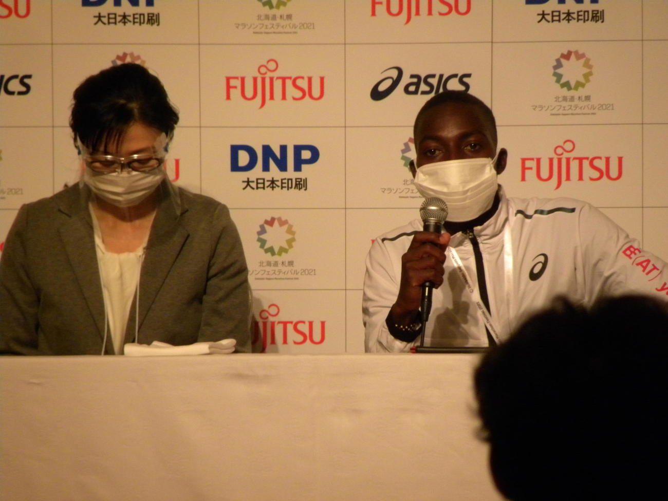 北海道・札幌マラソンフェスティバルの男子ハーフマラソンを制したヒラリー・キプコエチ（右）（撮影・松本航）