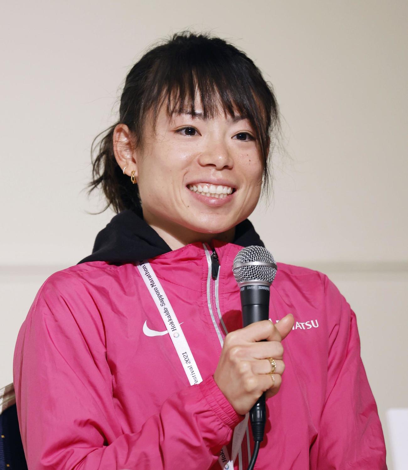 東京五輪のテスト大会となる「札幌チャレンジハーフマラソン」を終え、記者会見する女子で2位の松田（代表撮影）