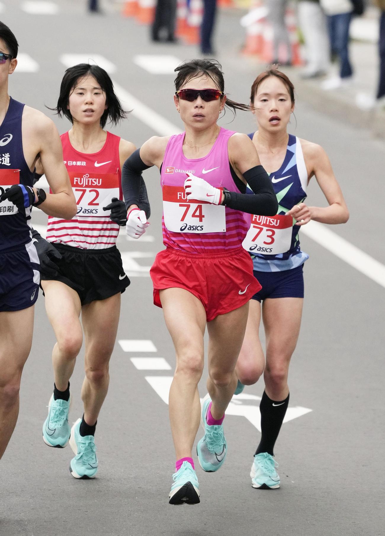 東京五輪のテスト大会となる「札幌チャレンジハーフマラソン」のレース中盤で力走する、左から鈴木、松田、一山（代表撮影）
