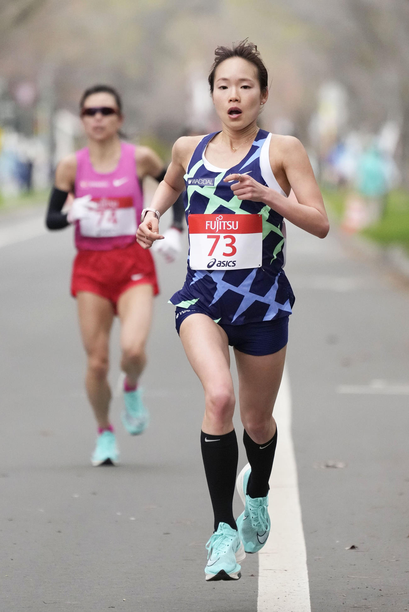 東京五輪のテスト大会となる「札幌チャレンジハーフマラソン」のレース終盤で、北大の構内を力走する一山。左奥は松田（代表撮影）