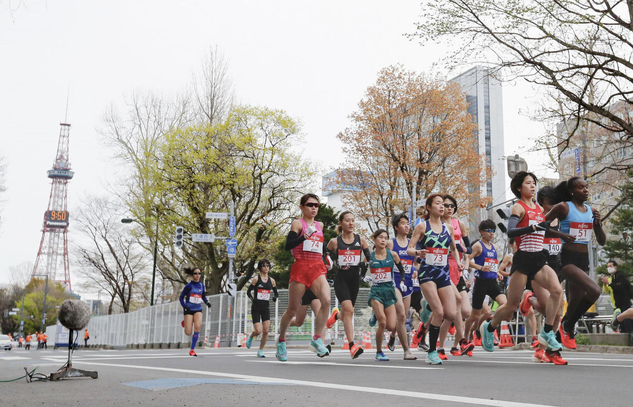 東京五輪のテスト大会となる「札幌チャレンジハーフマラソン」で、スタートした鈴木（右から2人目）、一山（ゼッケン73）、松田（同74）ら（代表撮影）