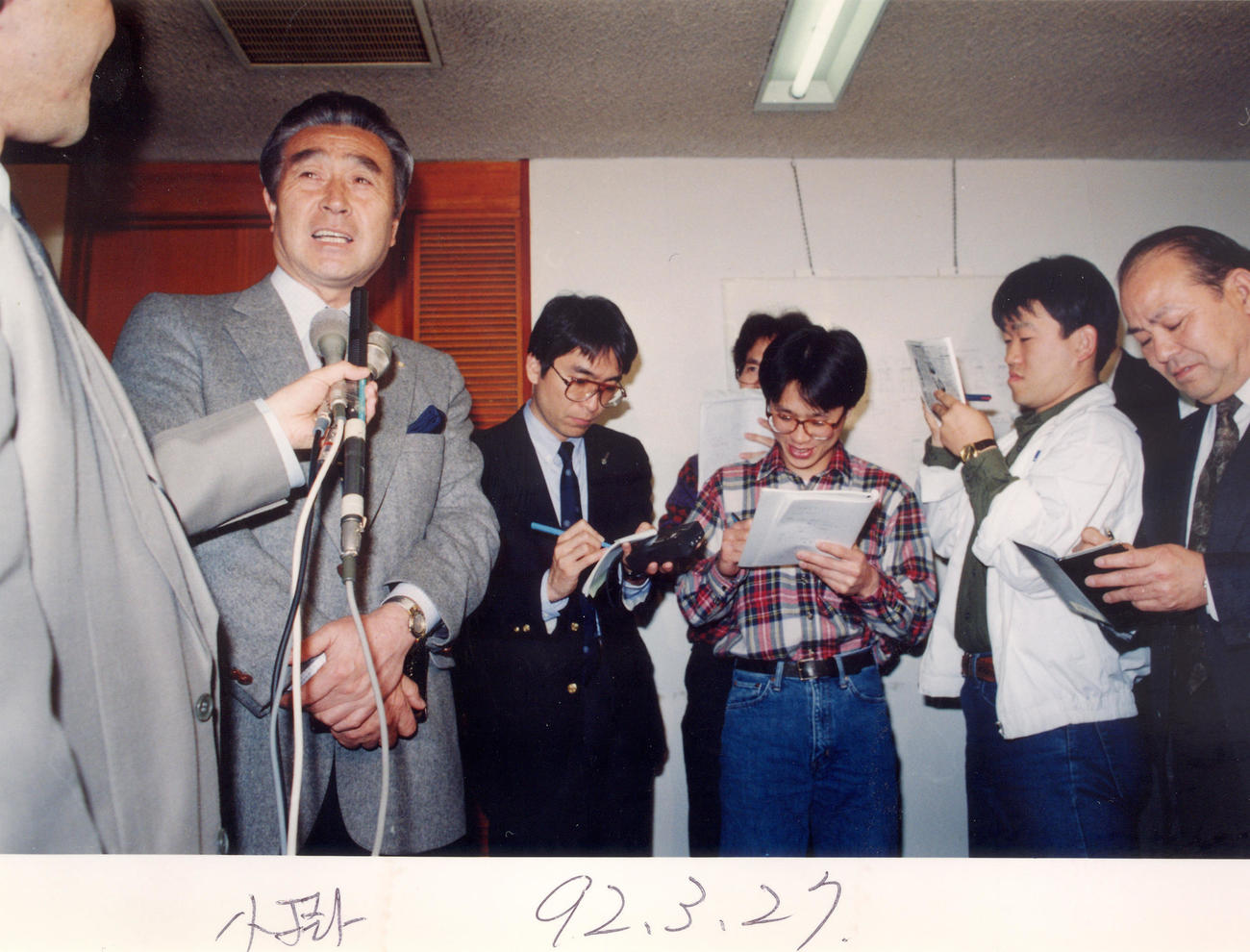 「暑さと坂に強く勝てる選手を決めました」と語る小掛強化本部長（1992年3月27日午後10時50分、東京・渋谷の岸記念体育会館で）