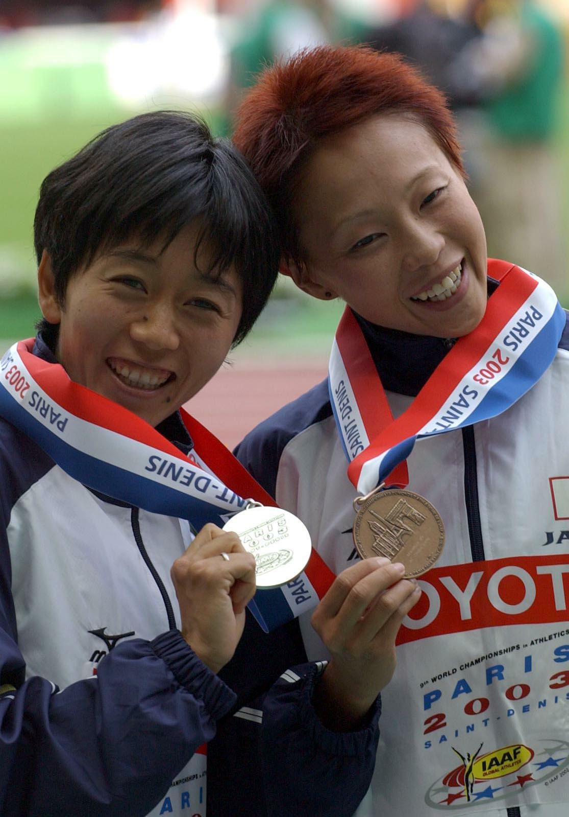 メダルを手に笑顔を見せる銀の野口みずき（左）と銅の千葉真子