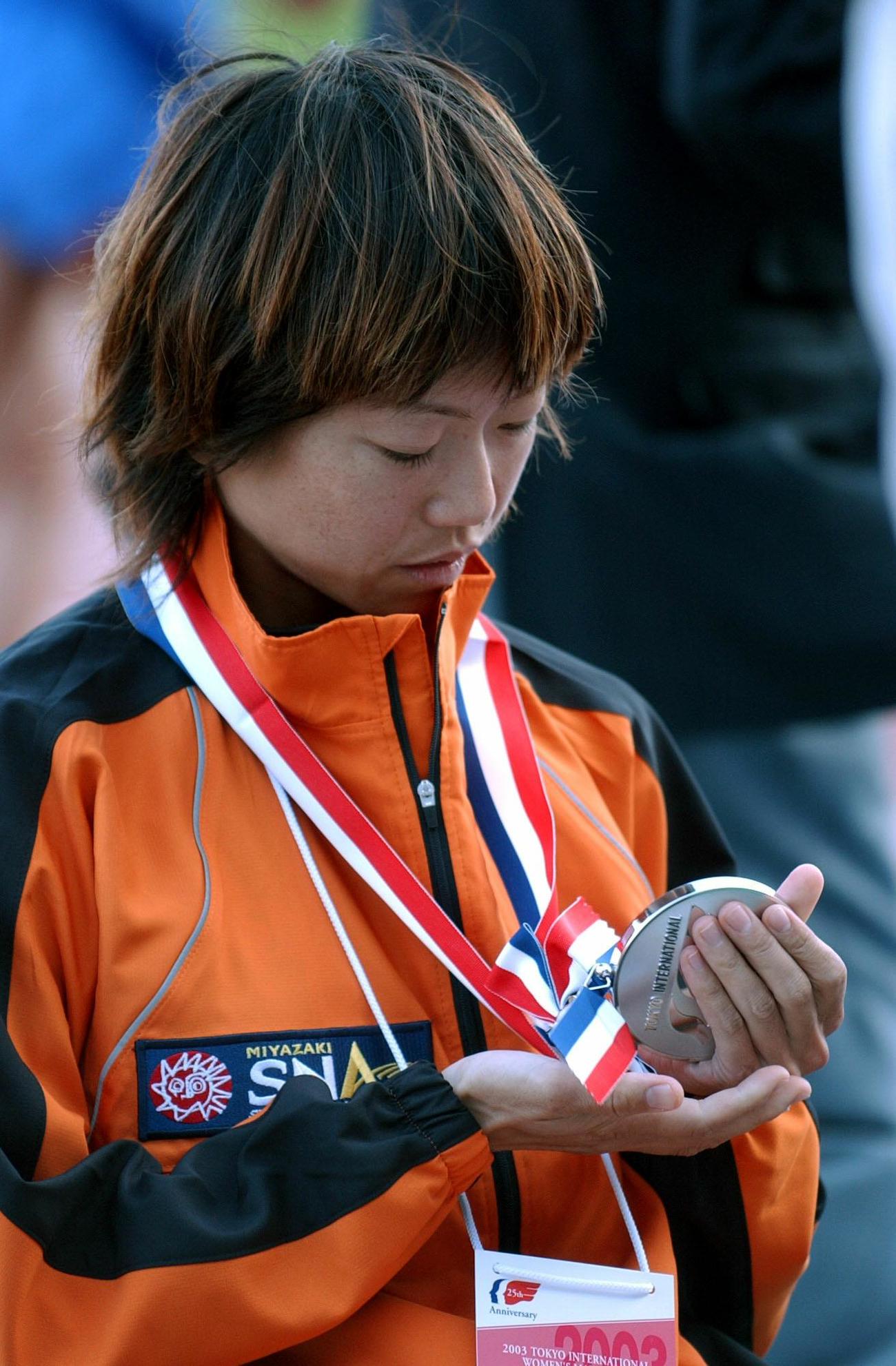 高橋尚子は表彰式で2位のメダルを寂しげな表情で見つめた