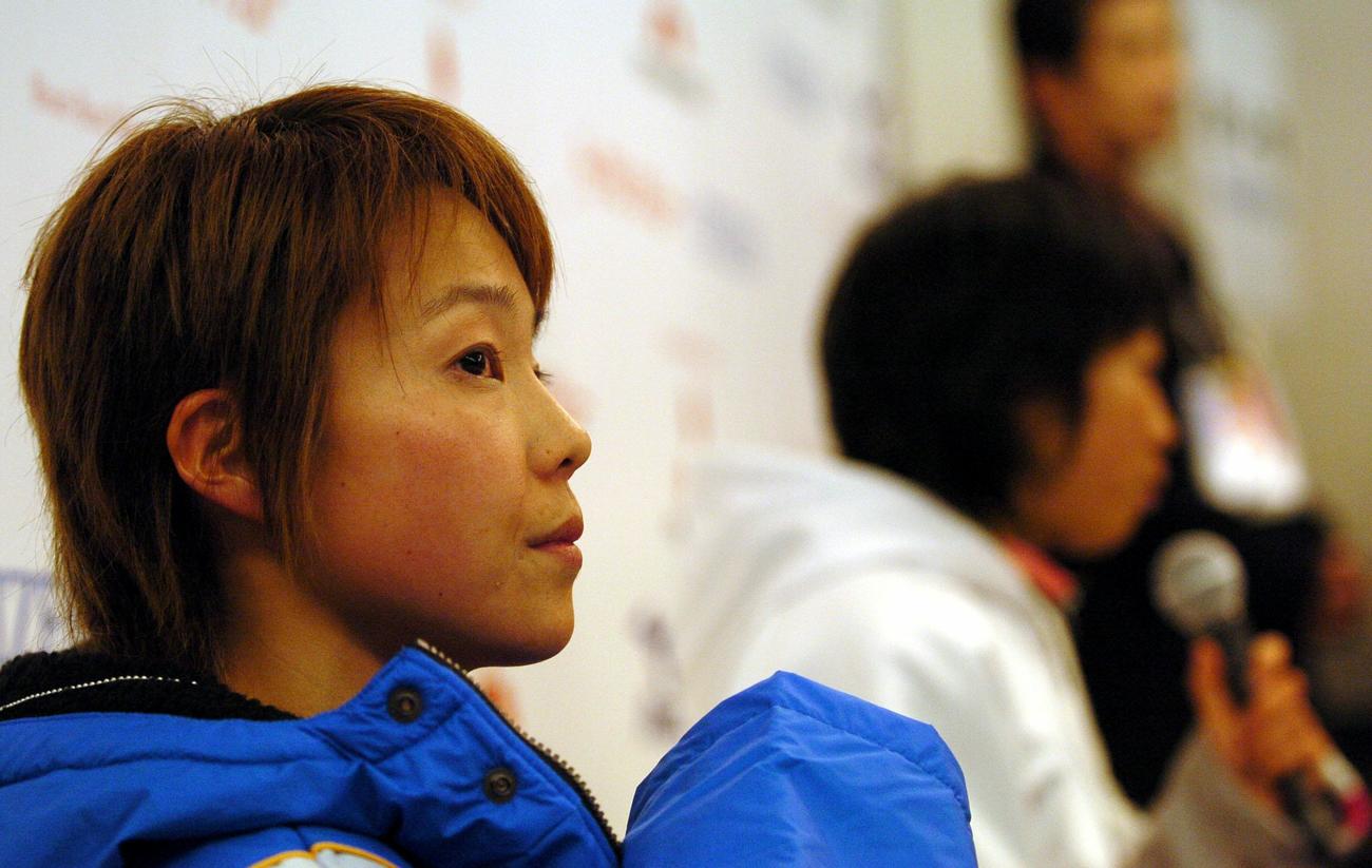 優勝会見を行う坂本直子（右）の横で2位に終わった千葉真子は、さみしそうに遠くを見つめていた