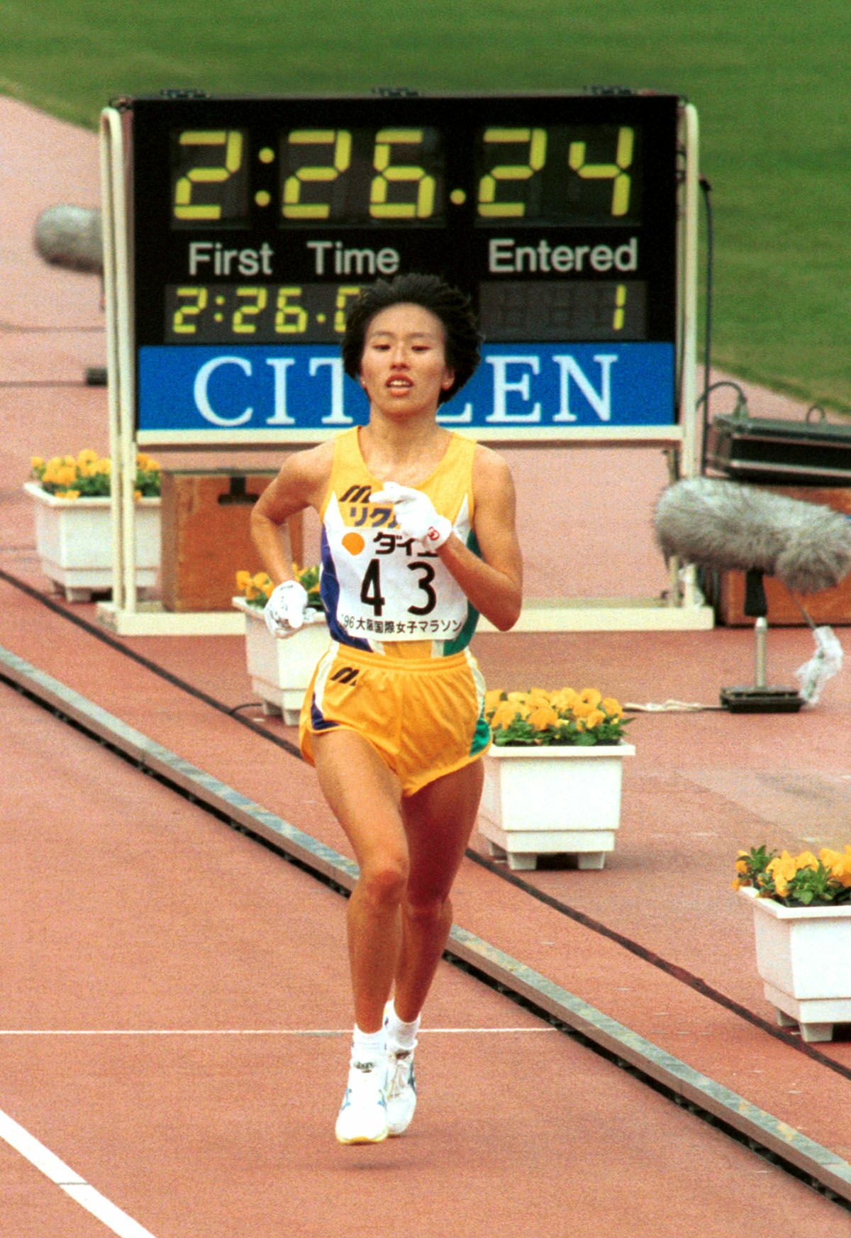 【大阪国際女子マラソン】２位でゴールする鈴木博美＝1996年１月28日
