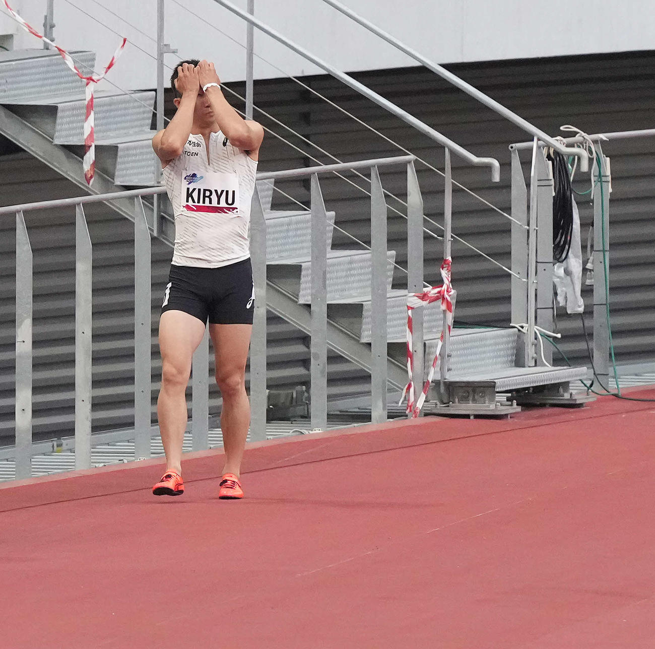 男子100メートル予選でフライングし失格となった桐生は頭を抱える（撮影・鈴木みどり）