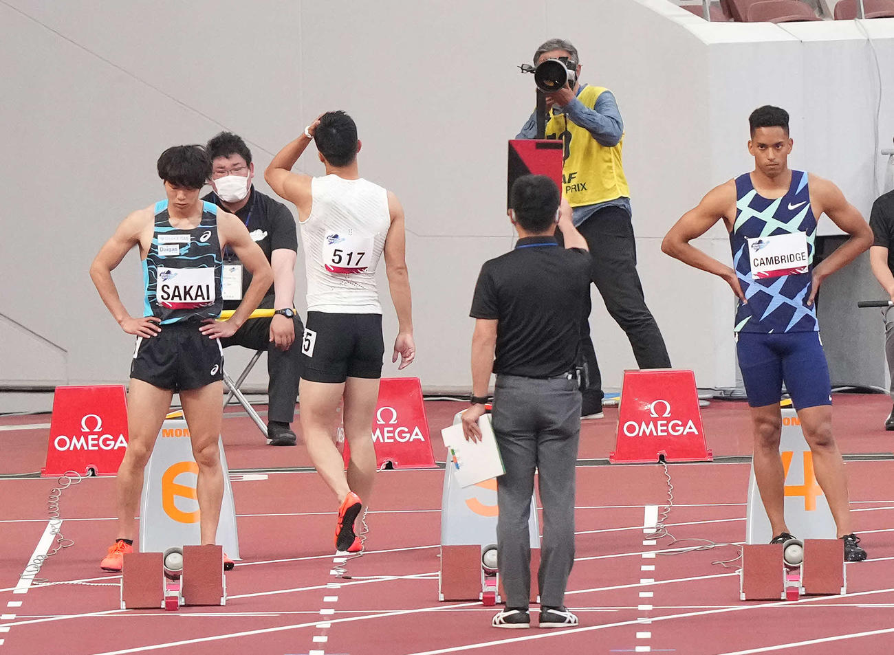 男子100メートル予選のスタートでフライングし、失格となる桐生（撮影・鈴木みどり）