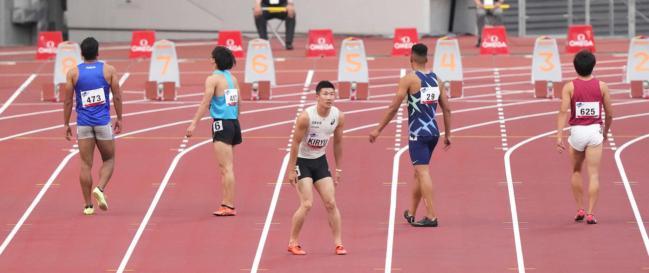 男子100メートル予選のスタートでフライングする桐生（中央）（撮影・鈴木みどり）