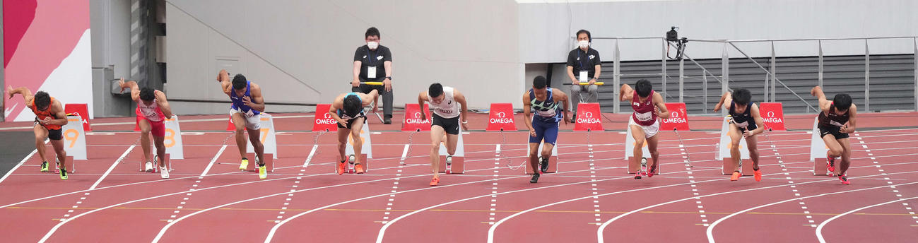 男子100メートル予選のスタートででフライングする桐生（中央）（撮影・鈴木みどり）
