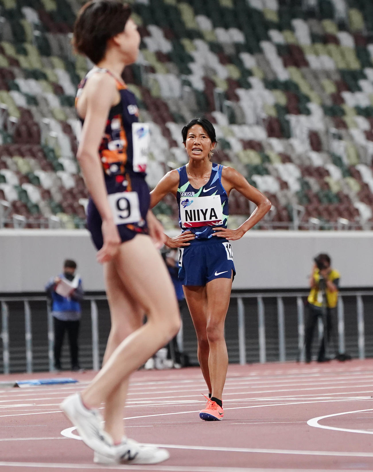 女子5000メートル決勝、5位に終わった新谷（右）（撮影・菅敏）