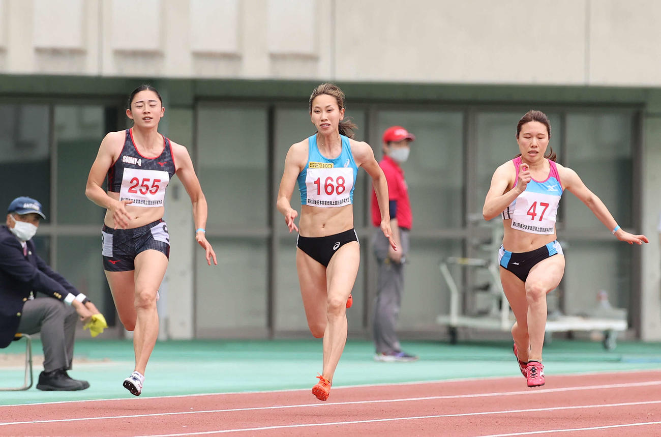 女子100メートル決勝、12秒33の5着となった福島（中央）。左は宮園、右は松本（撮影・河野匠）