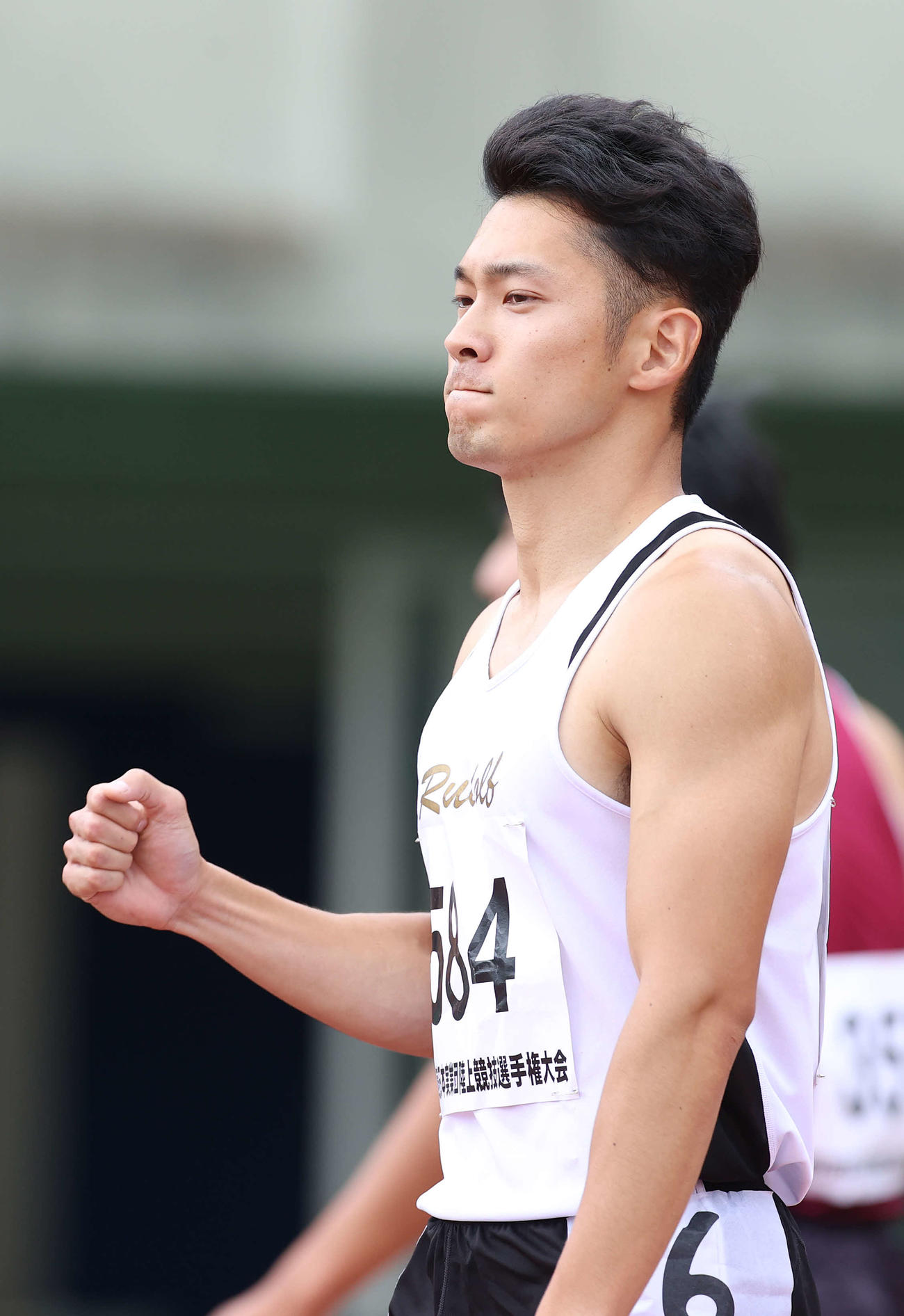 男子400メートルで優勝しガッツポーズを見せる山木（撮影・河野匠）