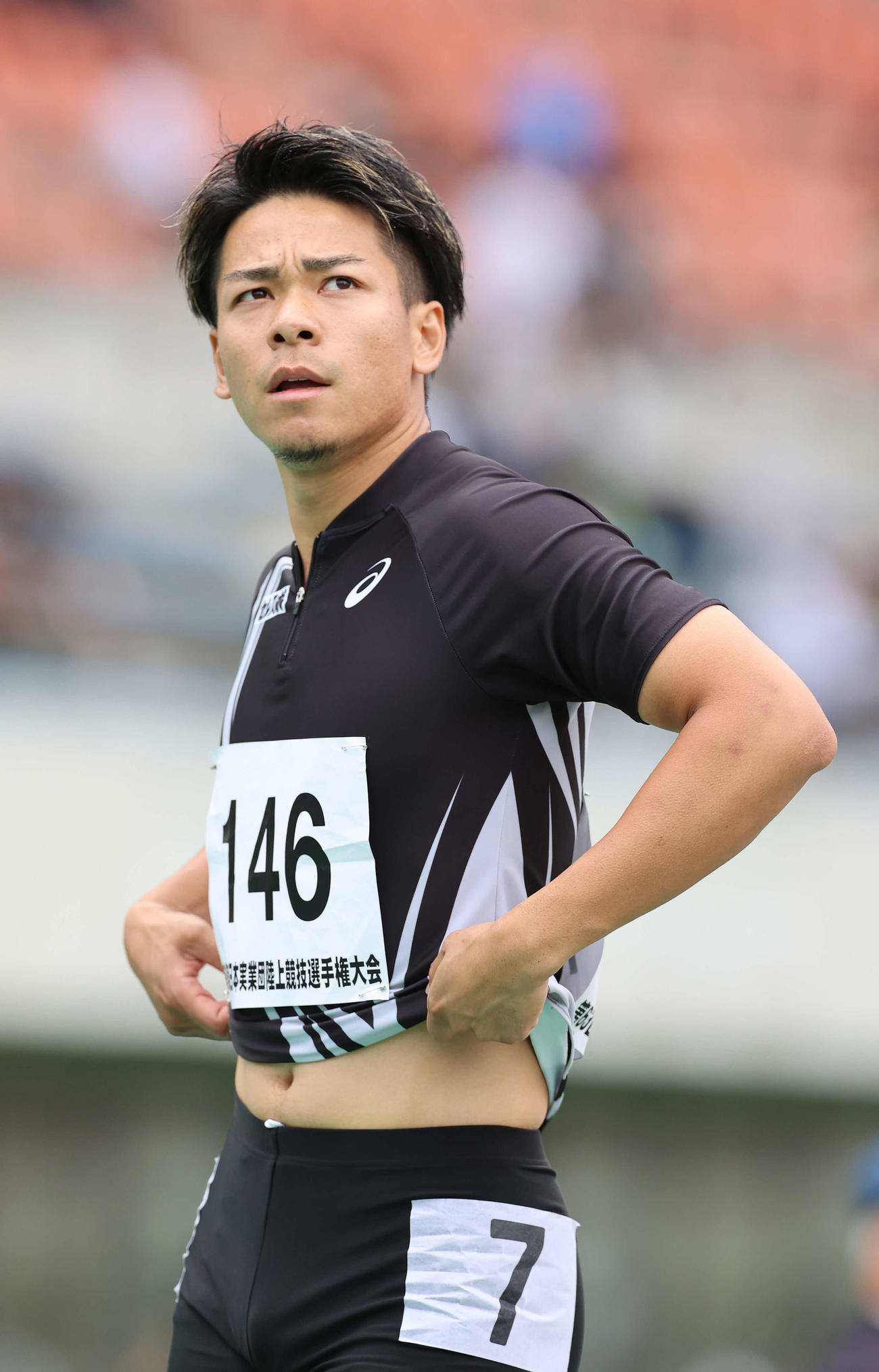 男子100メートル決勝、先頭でゴールした白石はタイム速報を見つめる（撮影・河野匠）