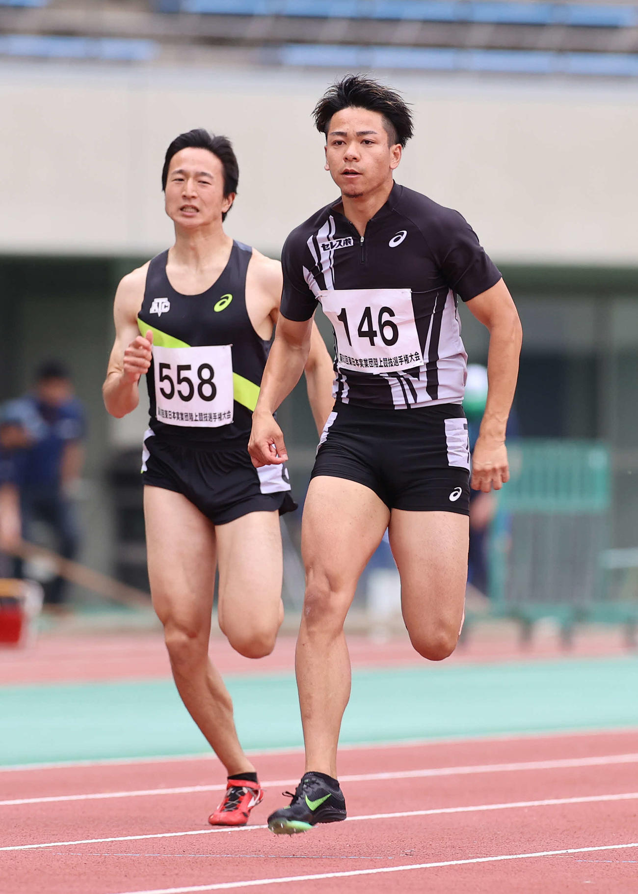 男子100メートル決勝、10秒47で優勝した白石（右）。左は小沢（撮影・河野匠）