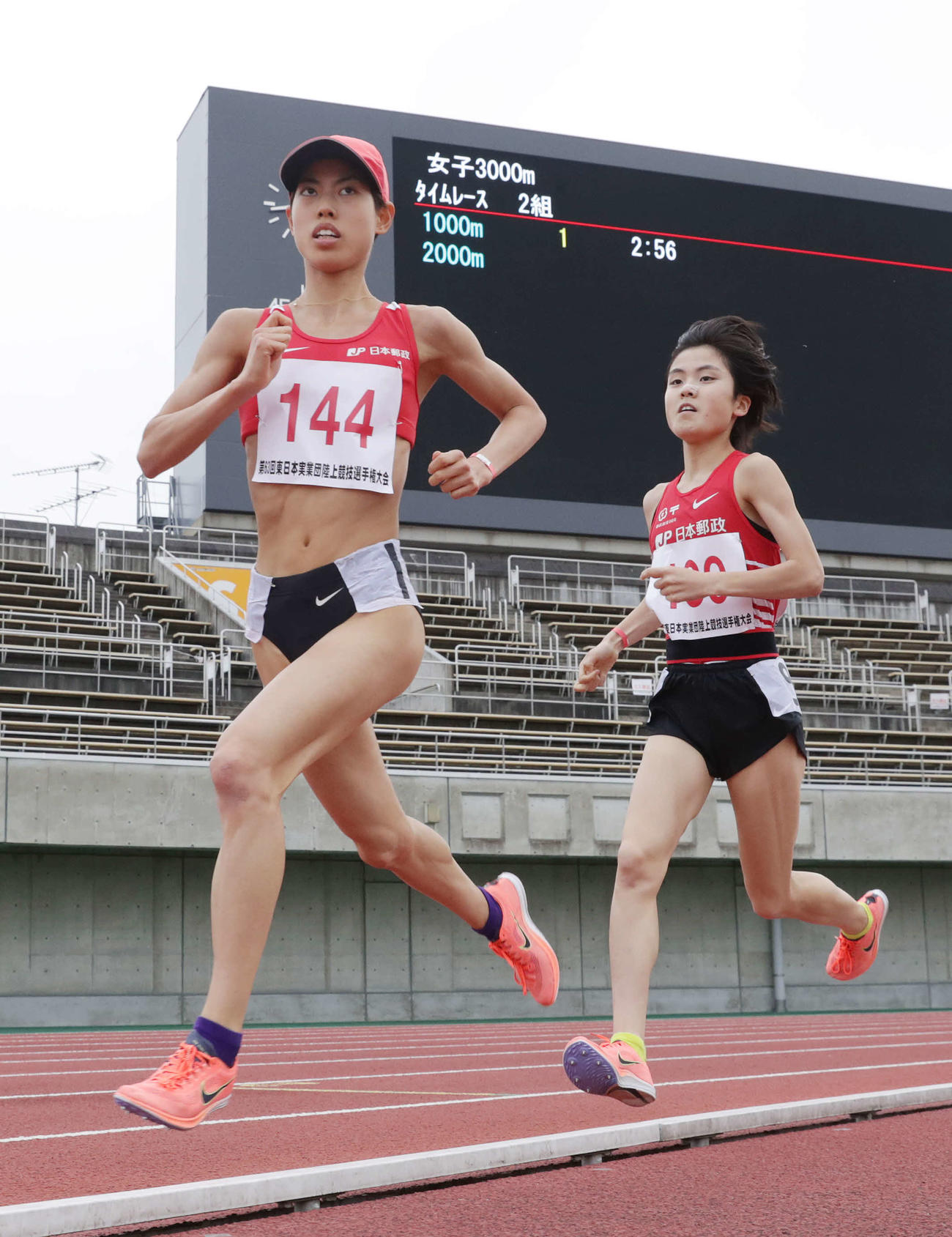 女子3000メートルタイムレース決勝2組、快走する広中（左）とチームメートの小坂井（撮影・河野匠）